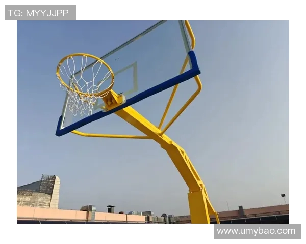 篮球明星在篮球架上尽情舞动展现运动与艺术的完美结合